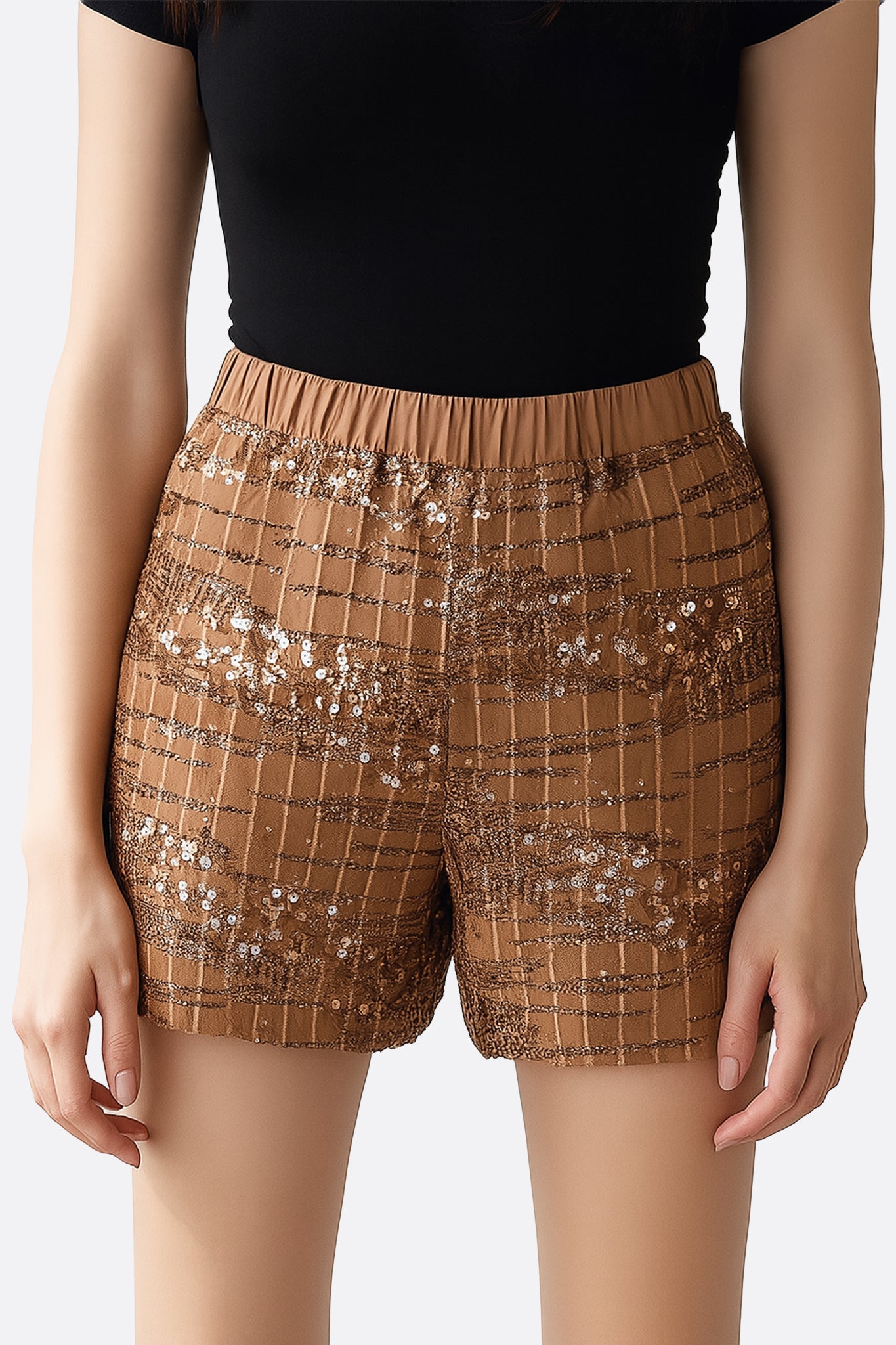 Dettaglio di un short camel con ricami di paillettes bronzo, perfetto per esaltare look eleganti e scintillanti in...