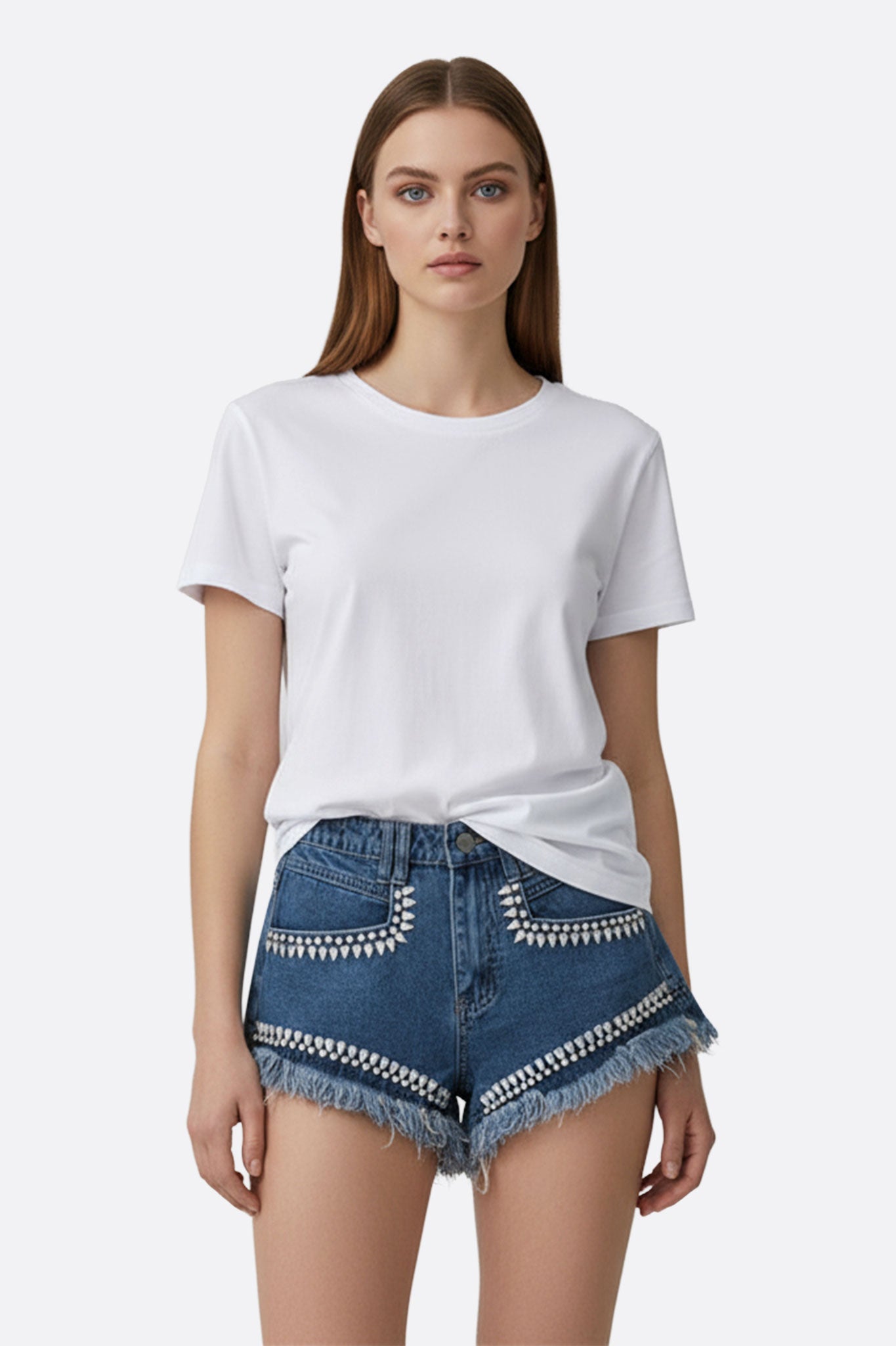 
Détail du short en jean bleu avec franges et strass, une touche audacieuse pour un look raffiné en été.



