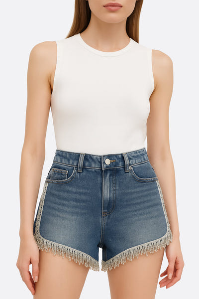 
Short en jean bleu avec strass argentés sur les poches, idéal pour un look chic et moderne en soirée.




