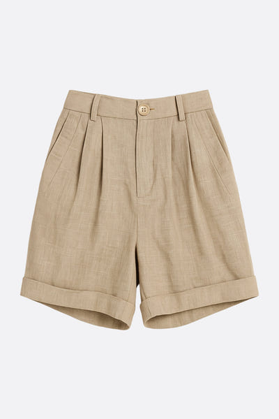 
Short en lin beige à taille haute, parfait pour une tenue élégante et estivale, à porter pour des occasions variées.



