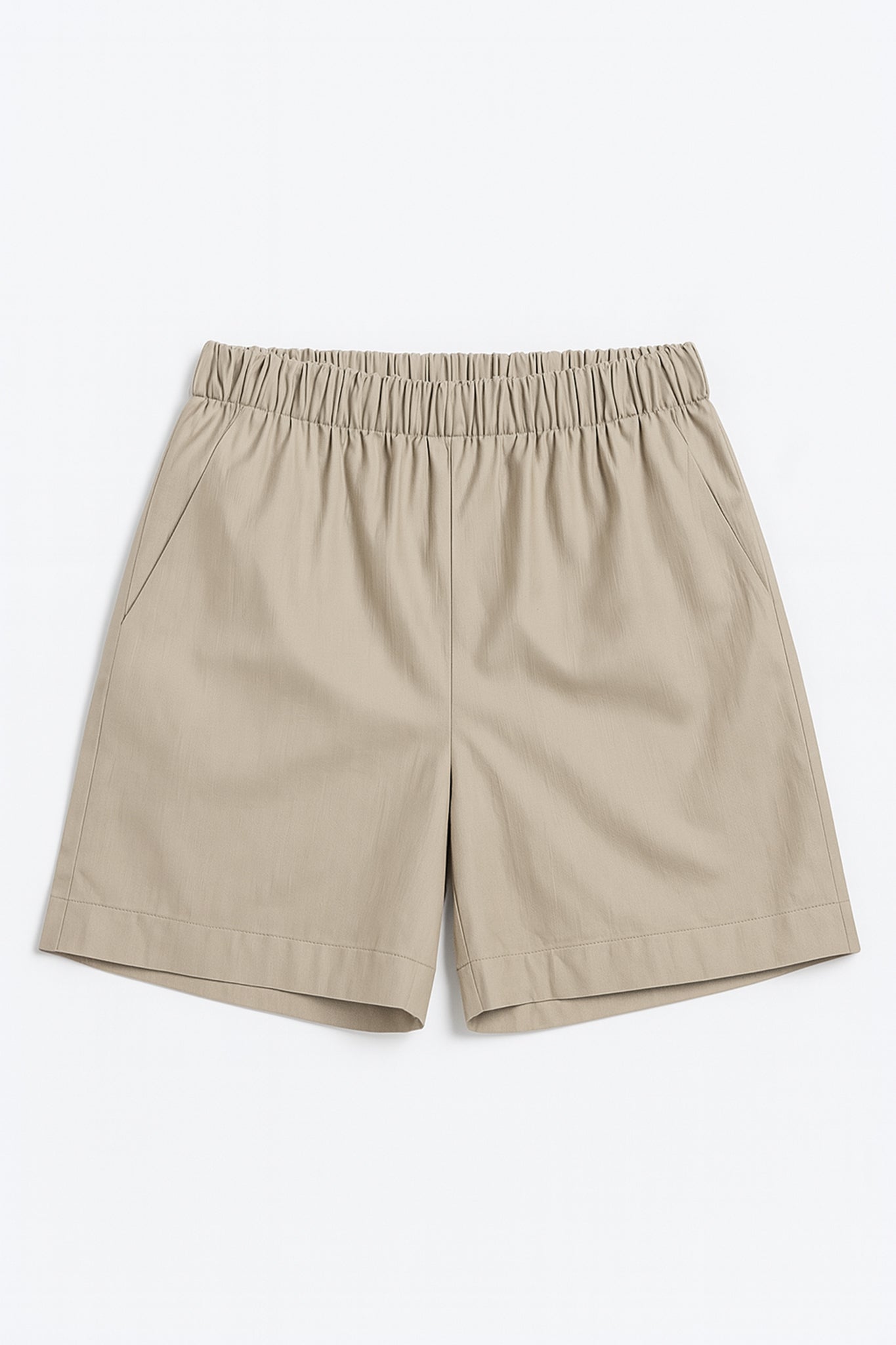 Short beige in tessuto leggero con vita elastica e taglio fluido, perfetto per un look estivo elegante e raffinato.