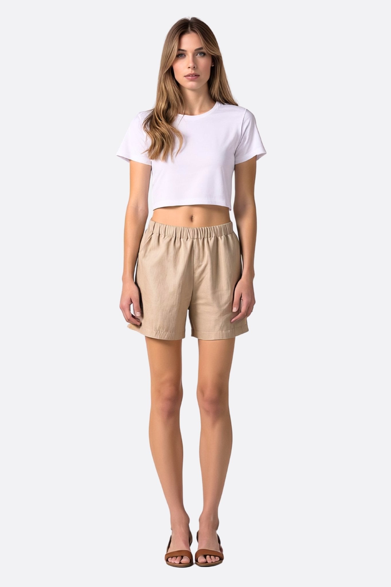 Short beige elegante in tessuto leggero con vita elastica, taglio fluido ideale per look estivi chic e raffinati.