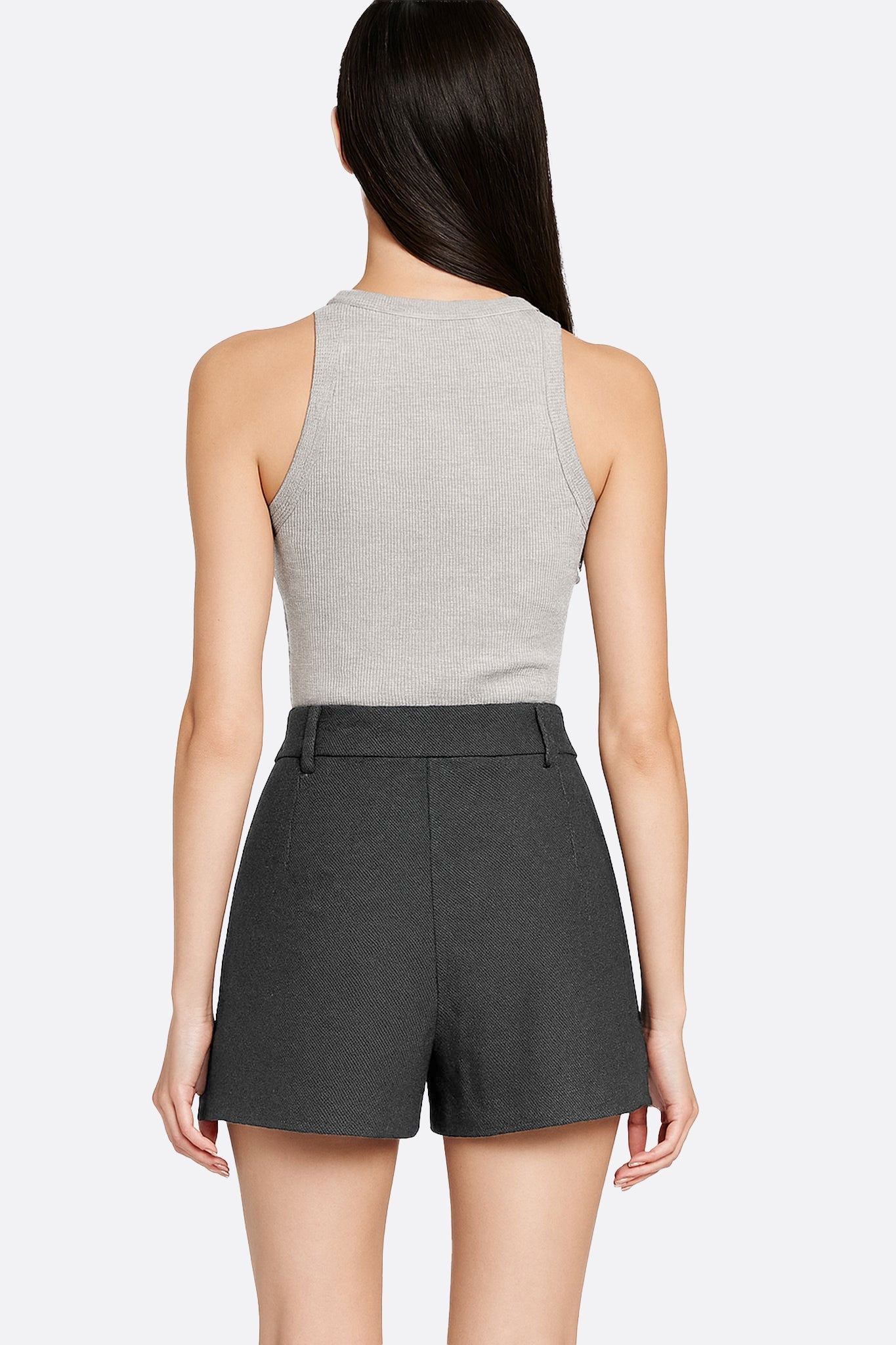 Dettaglio del tessuto texturizzato del short grigio a vita alta, perfetto per un look elegante e sofisticato in estate.