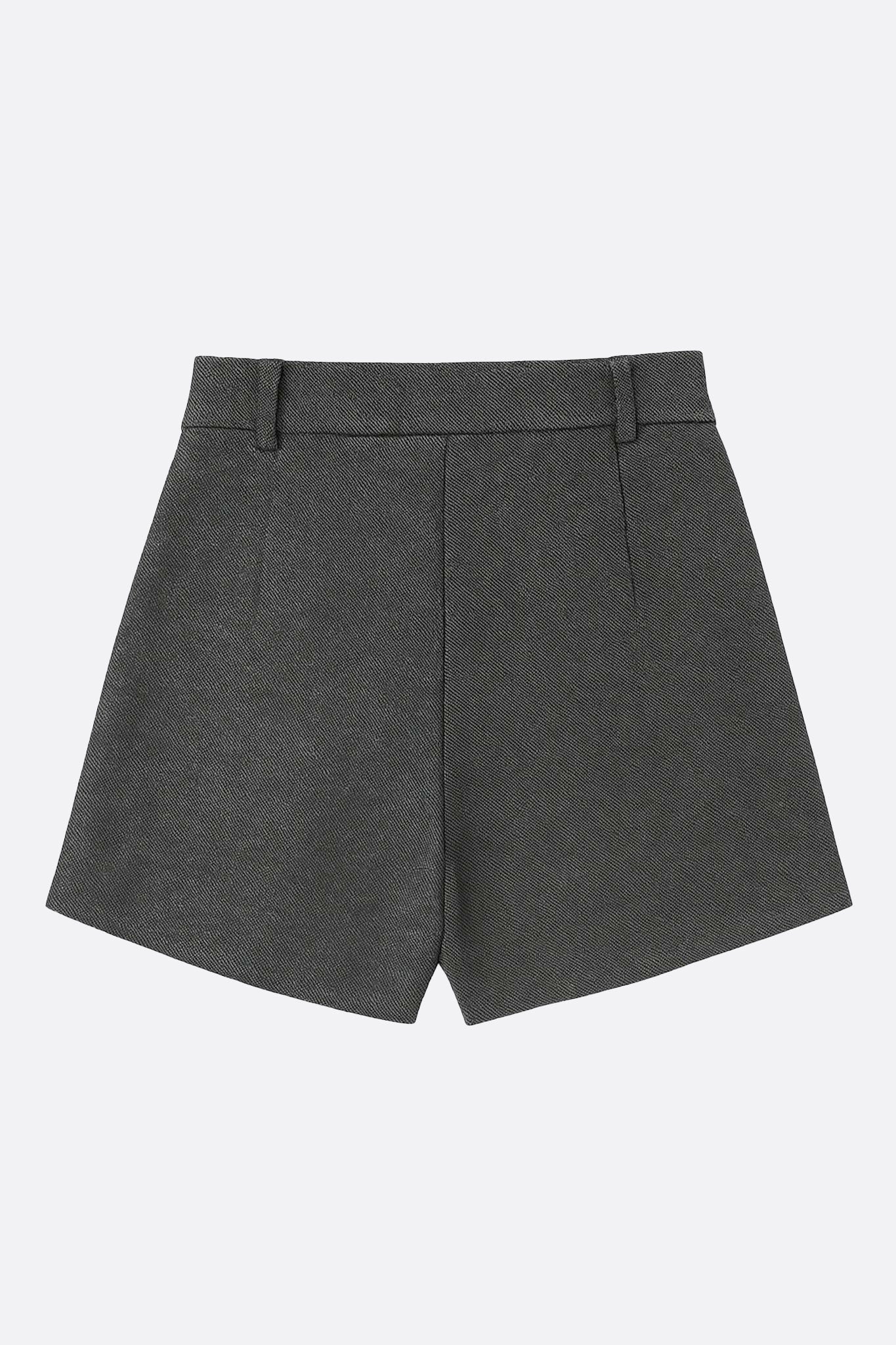 Short grigio antracite a vita alta in tessuto texturizzato, un must have per un'estate elegante e alla moda, ideale per...