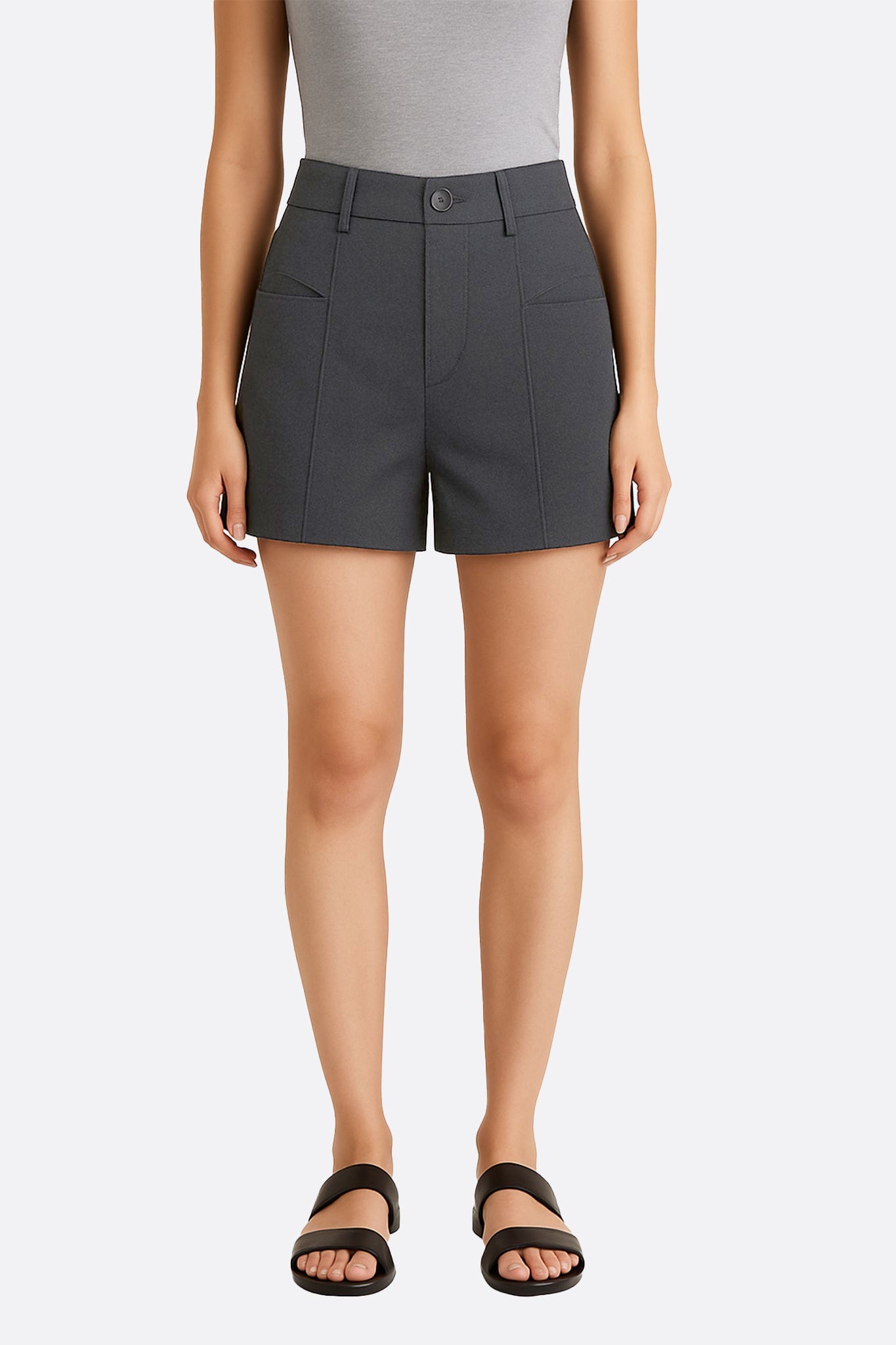 
Détail du short gris anthracite en tissu texturé, soulignant sa taille haute et son élégance moderne pour une allure...



