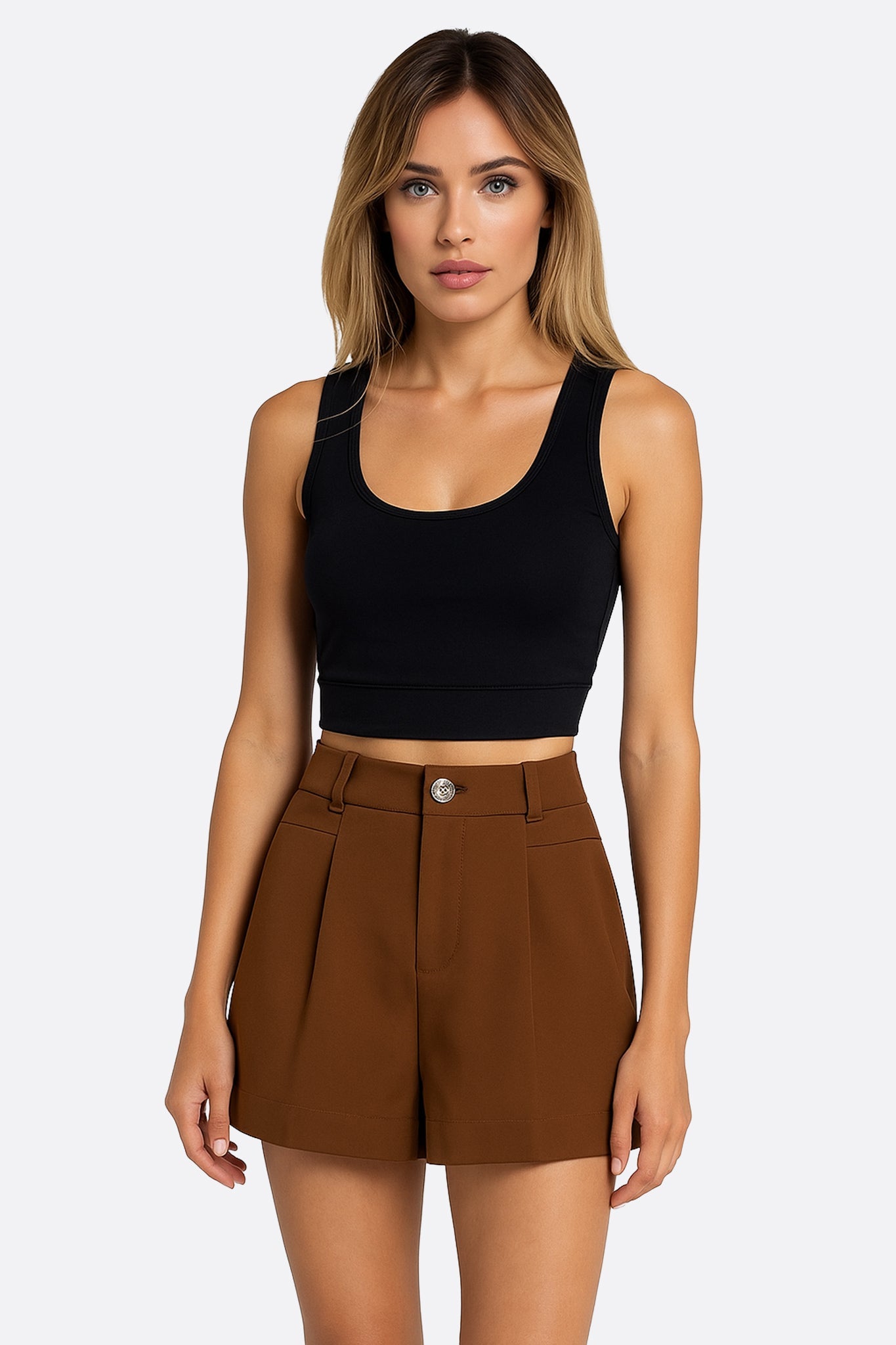 
Zoom sur la texture douce et les pinces du short marron taille haute, idéal pour une tenue moderne et stylée.



