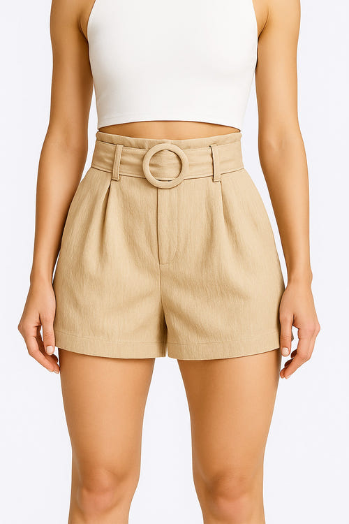 
Détail du short taille haute en tissu léger beige avoine, ceinture raffinée pour un style moderne et chic.



