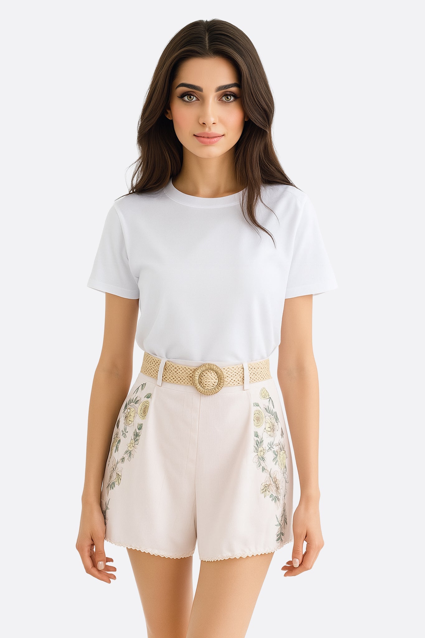 Detailaufnahme des eleganten, hoch taillierten Shorts in sanftem Rosé mit feinem Blumenmuster, ideal für stilvolle...