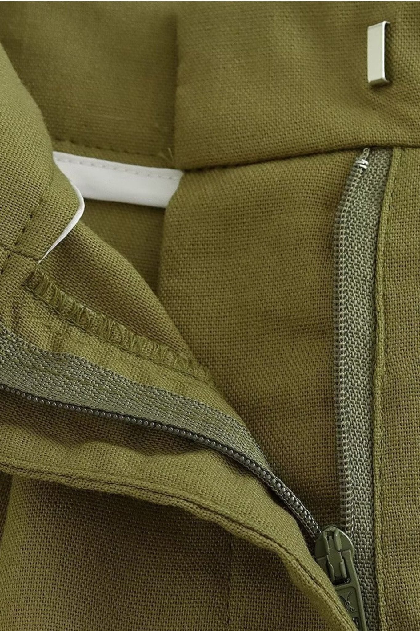 Short verde kaki in tessuto leggero con vita alta, perfetto per un outfit estivo casual e chic.