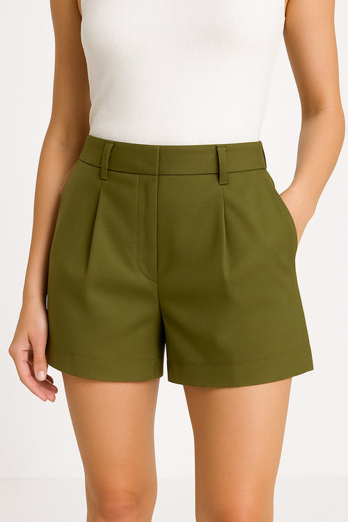 
Détail chic du short kaki taille haute en toile fluide, idéal pour une tenue estivale sophistiquée.



