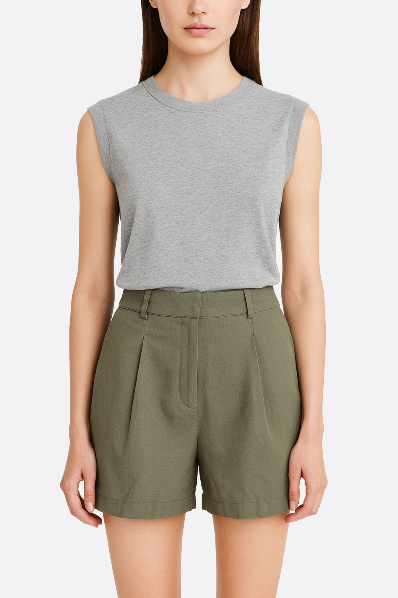 
Détail élégant du short kaki structuré, mettant en valeur sa texture légère et sa coupe flatteuse pour un style raffiné.



