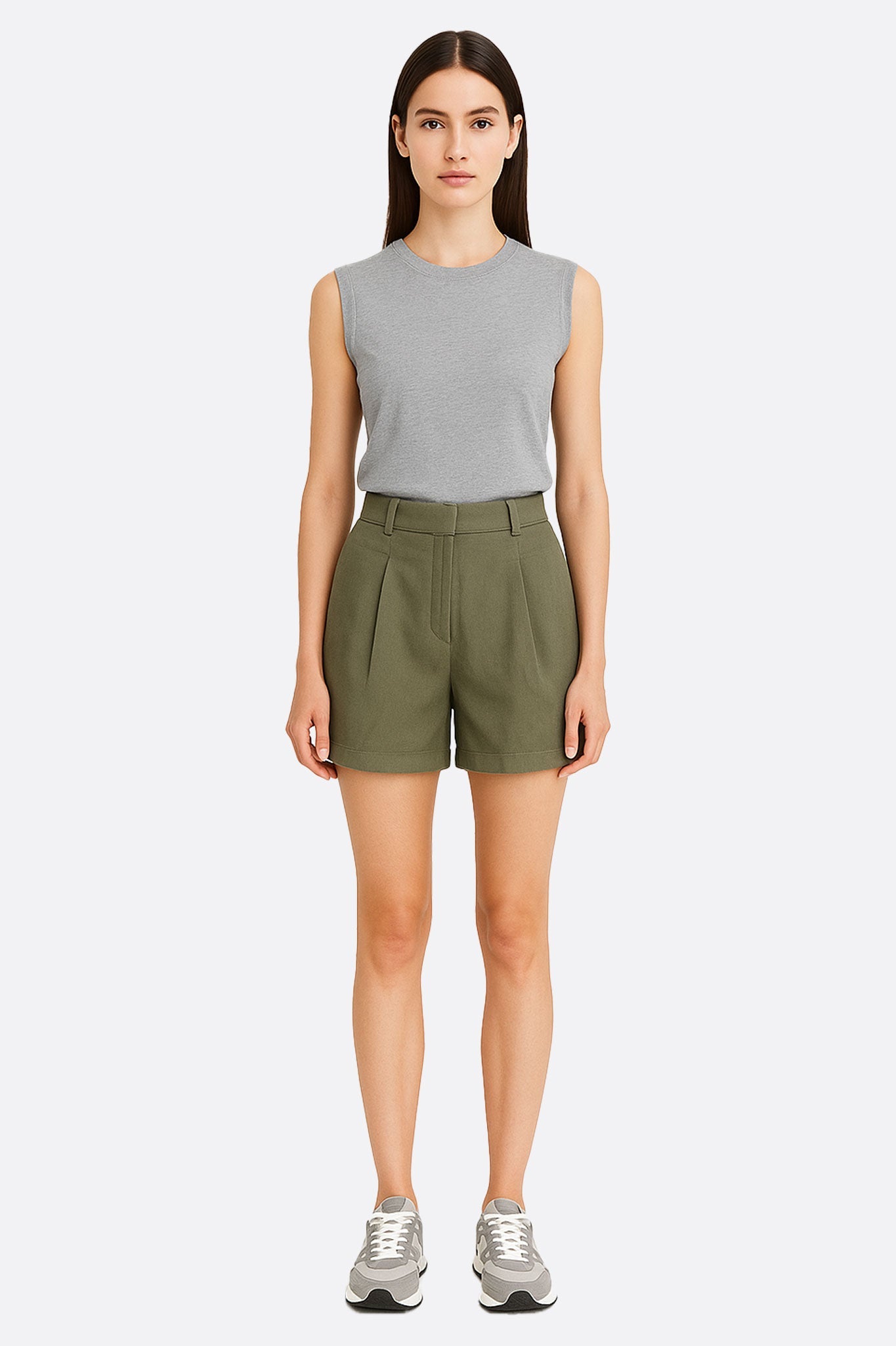 Perspective 3/4 du short kaki, soulignant sa coupe sophistiquée et son tissu léger, parfait pour un look estival chic.