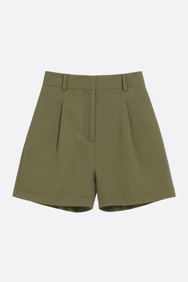 Short taille haute en toile légère kaki, chic et structuré, idéal pour les journées ensoleillées ou décontractées.