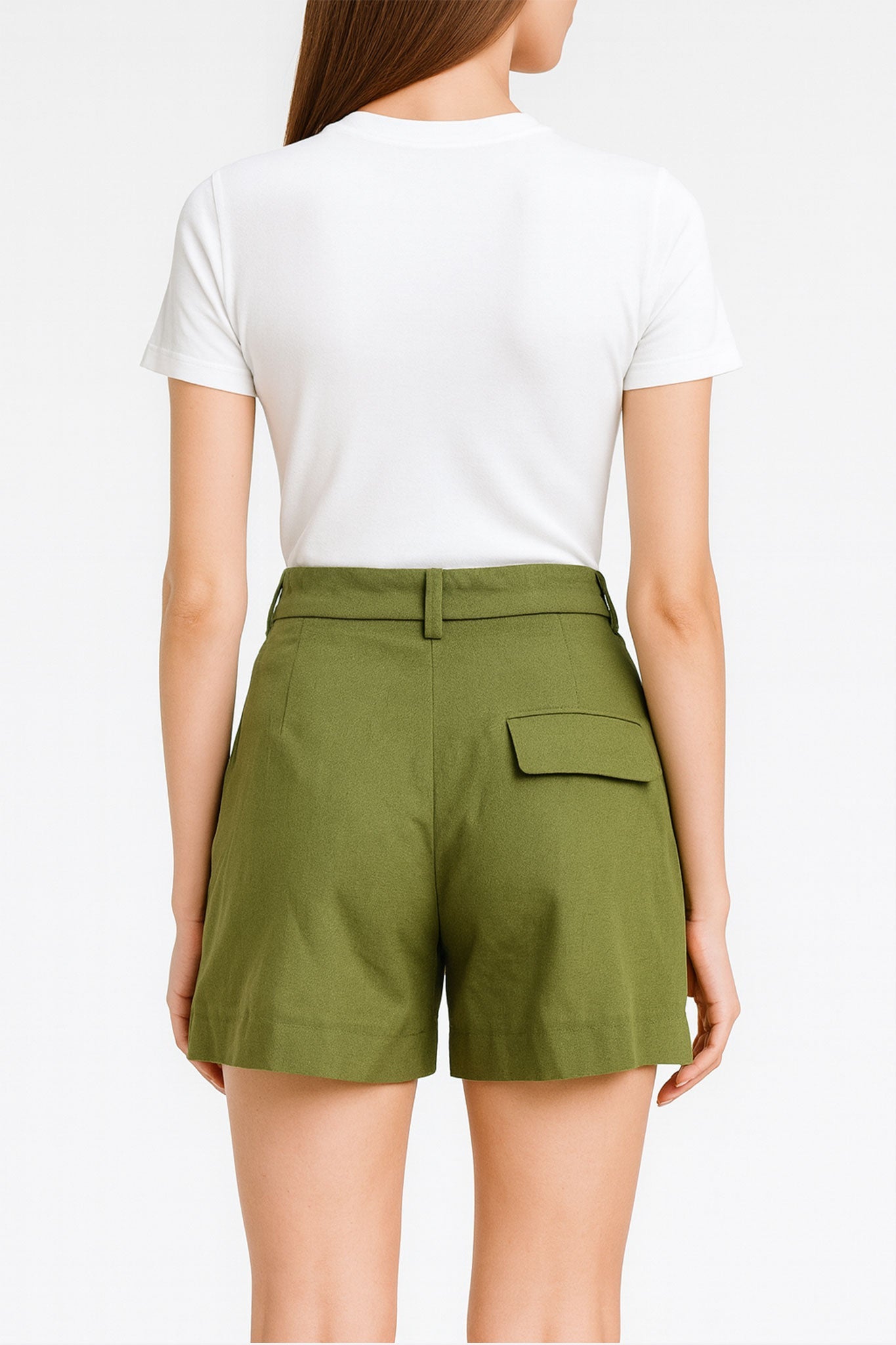 
Détail du short en toile souple vert olive, mettant en avant sa texture élégante pour un look moderne et polyvalent.



