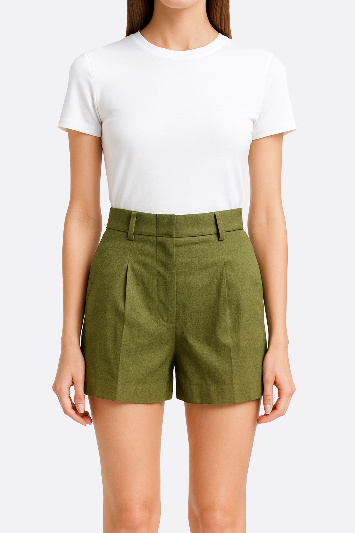 
Détail élégant du short en toile légère vert olive, idéal pour un style raffiné en journée ou en soirée.



