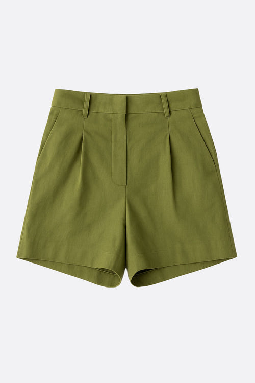 
Short structuré en toile légère vert olive, parfait pour un look chic et décontracté en toute saison.



