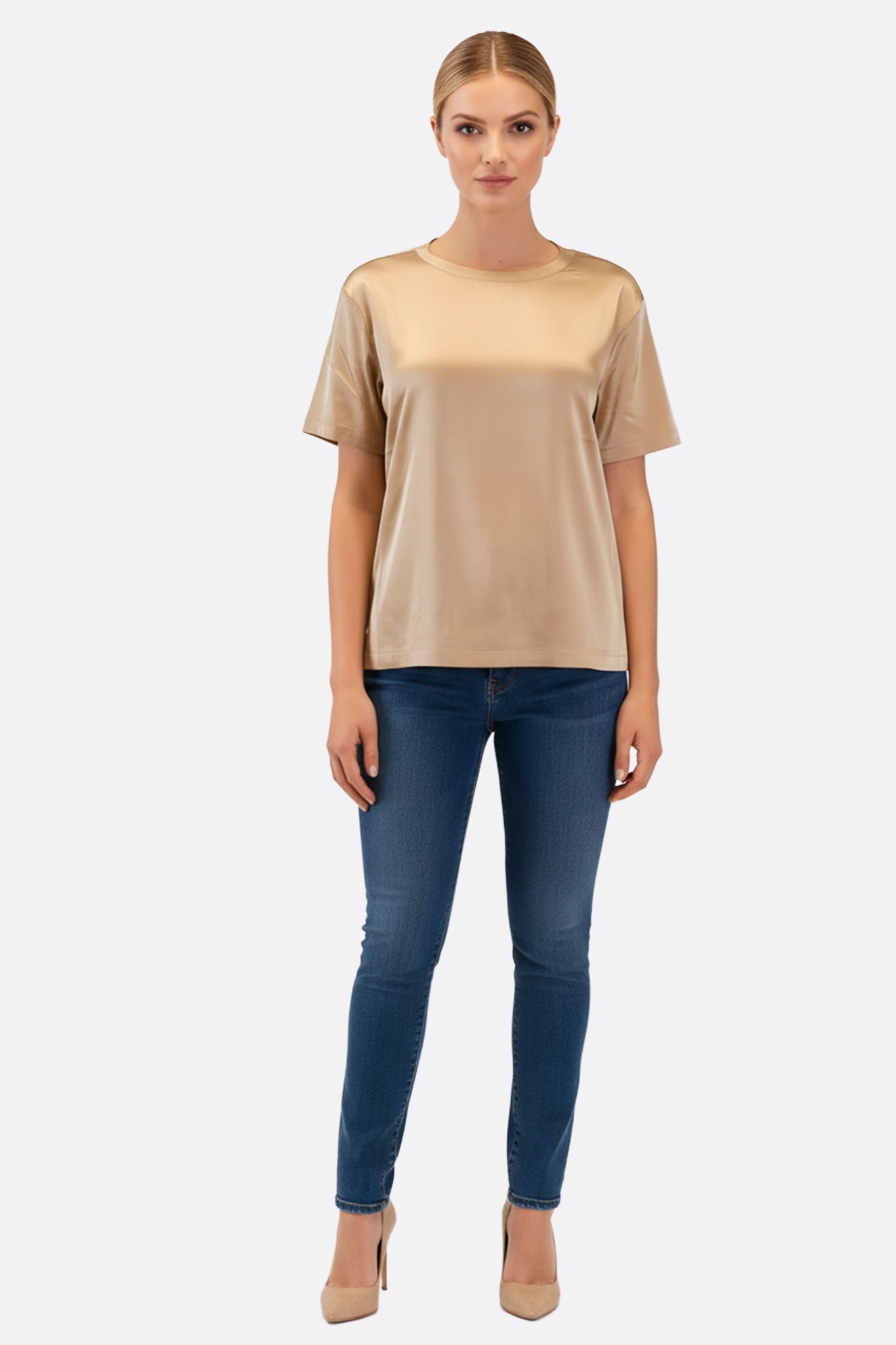 Détail élégant du t-shirt beige en satin, mettant en valeur sa fluidité et sa coupe moderne pour une allure sophistiquée.