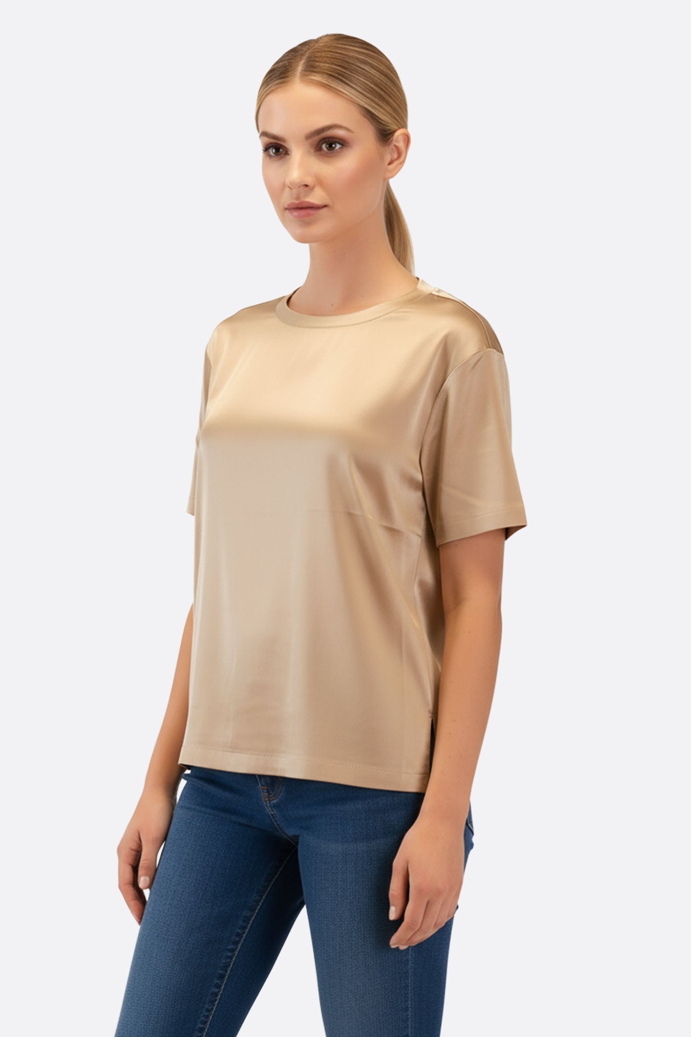 
Zoom sur la texture soyeuse du t-shirt beige à manches courtes, parfait pour un style chic et intemporel au quotidien.



