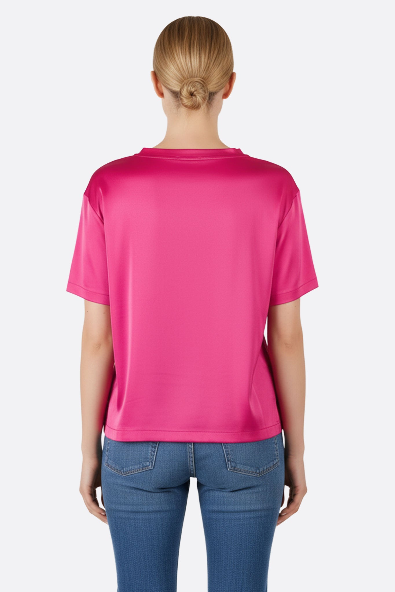 T-shirt de satén fucsia de manga corta, ideal para un look elegante y sofisticado en ocasiones especiales o casuales.