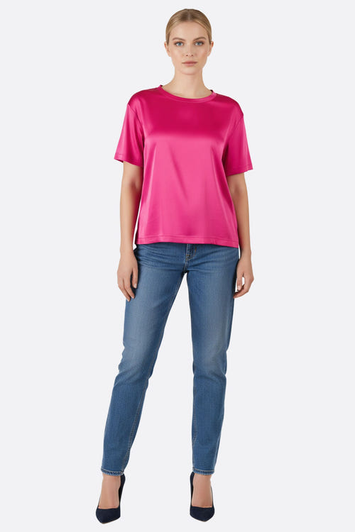
Détail du t-shirt en satin fuchsia, mettant en valeur son tissu fluide et sa coupe chic pour un style sophistiqué.



