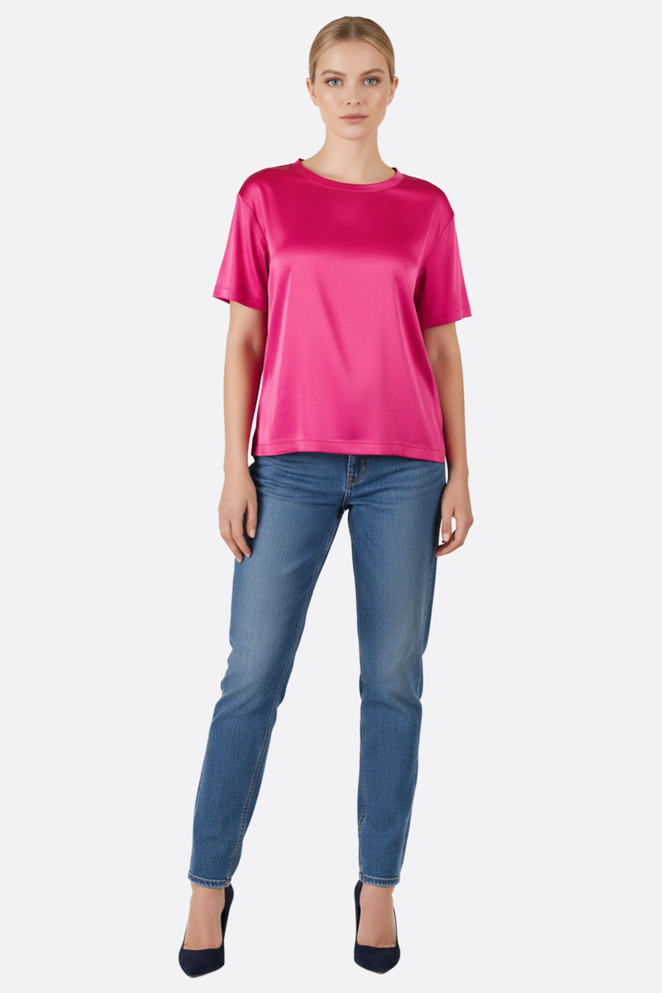 T-shirt de satén fucsia de manga corta, ideal para un estilo elegante y fluido en eventos especiales o casuales.