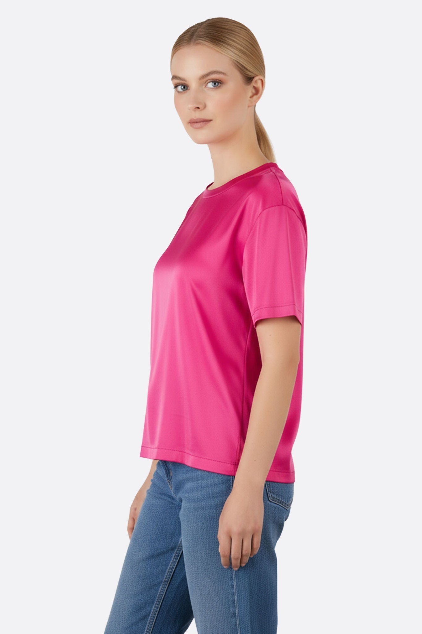 
T-shirt à manches courtes en satin fuchsia, capturant l'éclat du tissu et sa silhouette chic pour un look contemporain.



