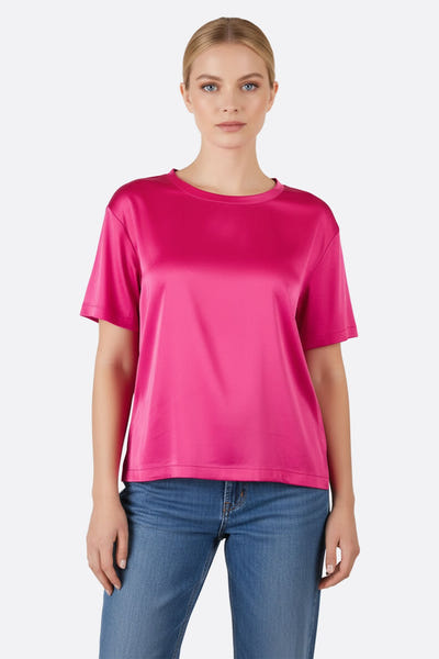 
T-shirt fluide en satin fuchsia, chic et élégant, parfait pour des soirées raffinées ou un look moderne au quotidien.



