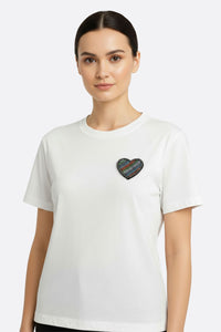 T-shirt bianco a maniche corte ornato di un ricamo a cuore