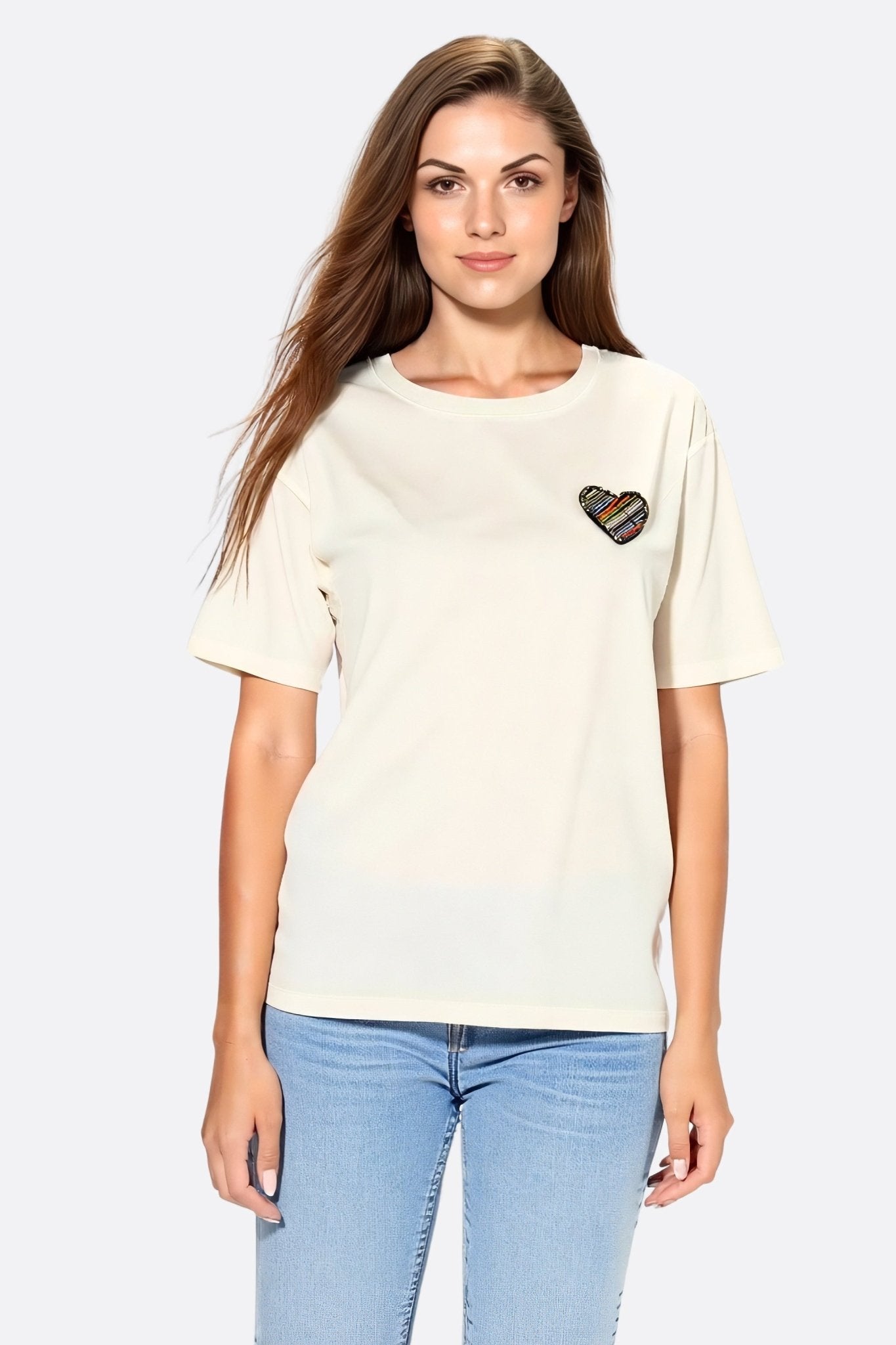 Weißes T-Shirt mit kurzen Ärmeln und Herzstickerei