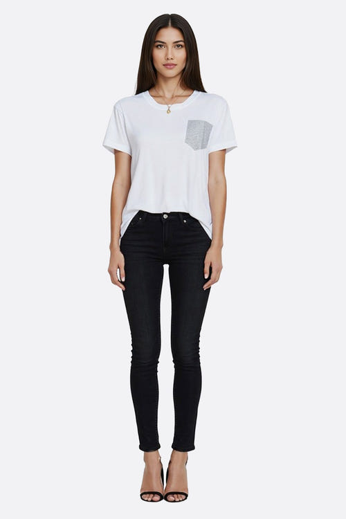 
Détail d'un t-shirt blanc avec poche embellie de strass, idéal pour apporter une touche raffinée à votre tenue quotidienne.



