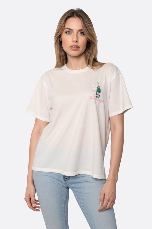 
T-shirt blanc ample avec broderie colorée de champagne et coupe rose, une pièce chic pour un look décontracté.



