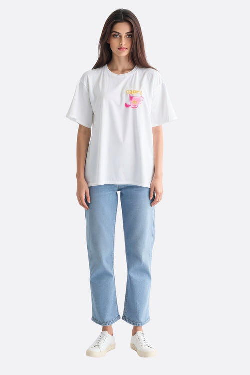 
Zoom sur un t-shirt blanc ample avec impression humoristique Capri Espresso Club, parfait pour une allure décontractée et...



