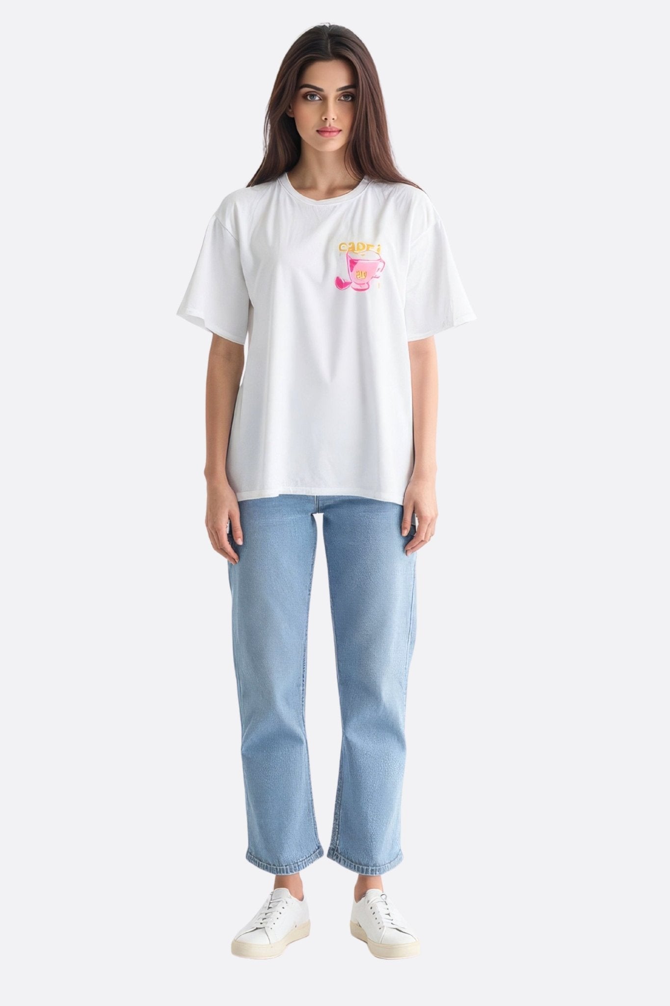 Zoom sur un t-shirt blanc ample avec impression humoristique Capri Espresso Club, parfait pour une allure décontractée et...