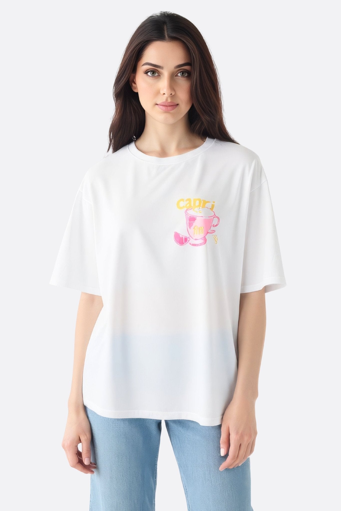 
T-shirt ample blanc avec motif humoristique Capri Espresso Club, parfait pour un look décontracté et raffiné au quotidien.



