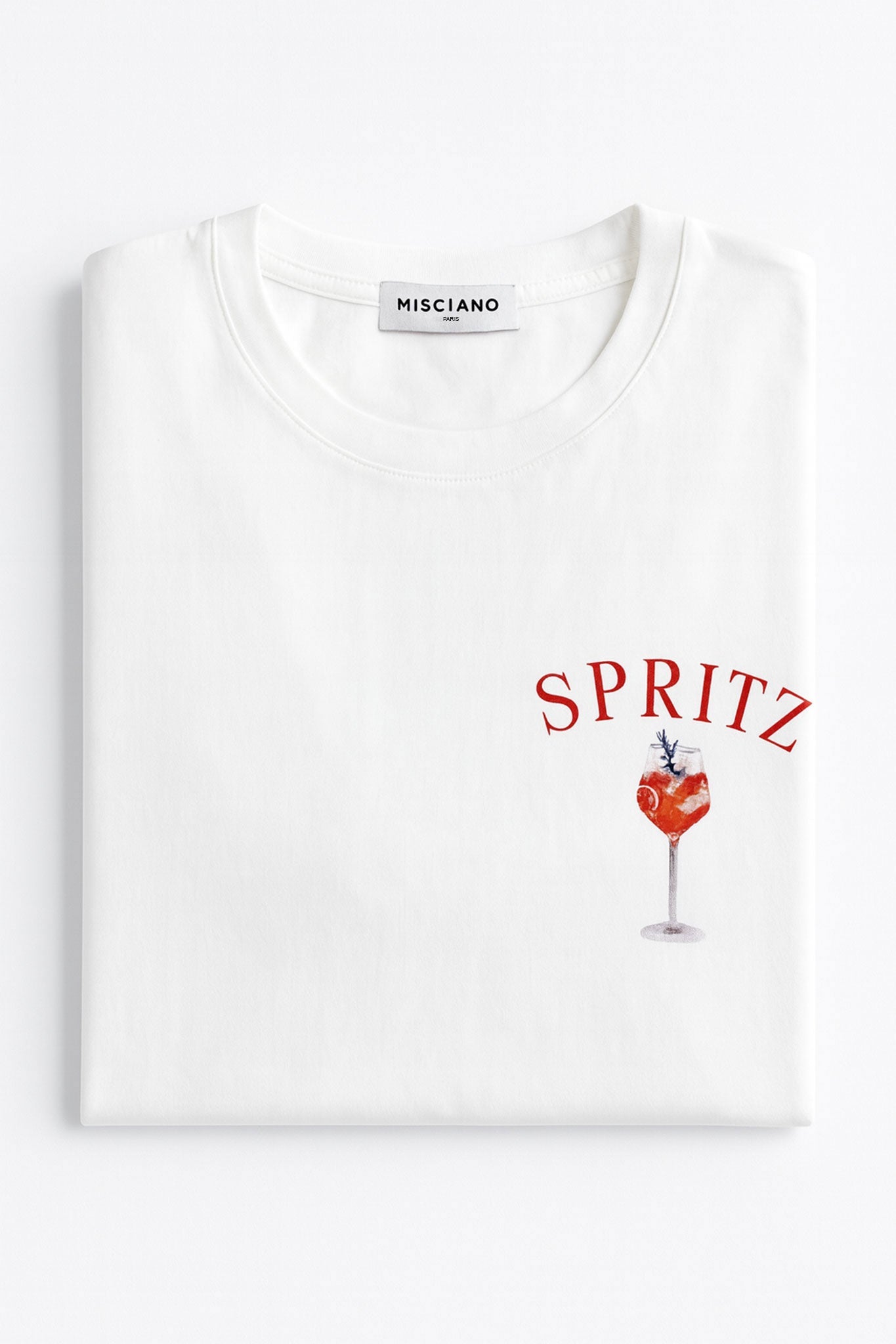 
Angle différent sur le t-shirt blanc ample, motif de spritz affiché, idéal pour un style décontracté et chic en été.



