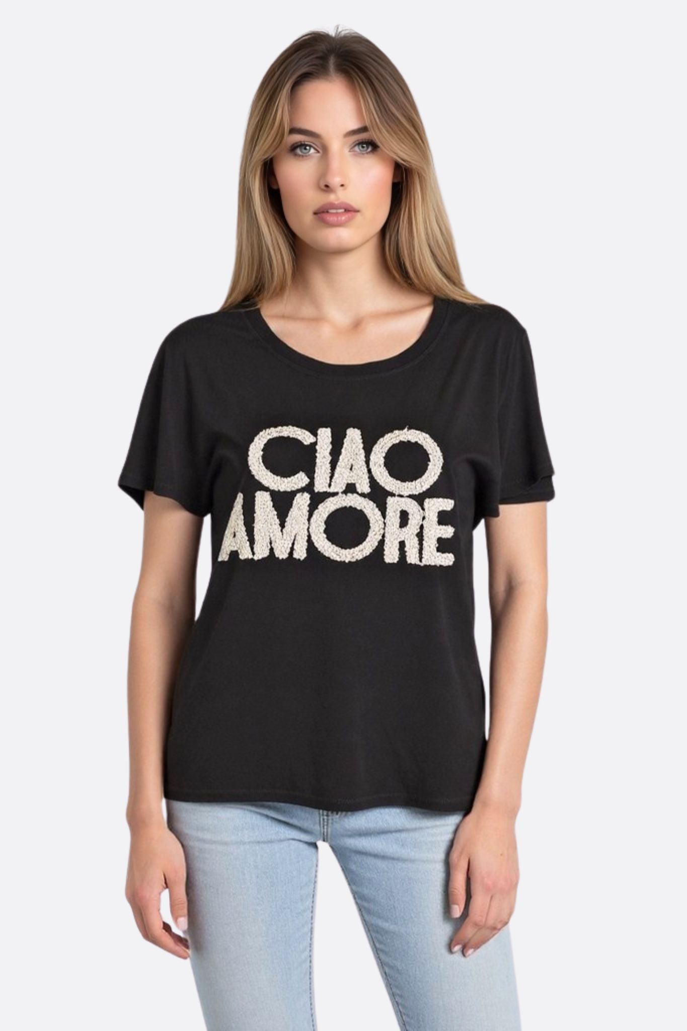 Стильная чёрная футболка CIAO AMORE оверсайз, отражающая любовь к жизни с итальянским шиком.