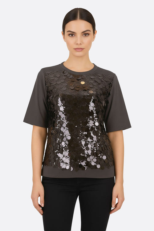 
T-shirt noir à manches courtes, orné de sequins scintillants, idéal pour une soirée chic et élégante.



