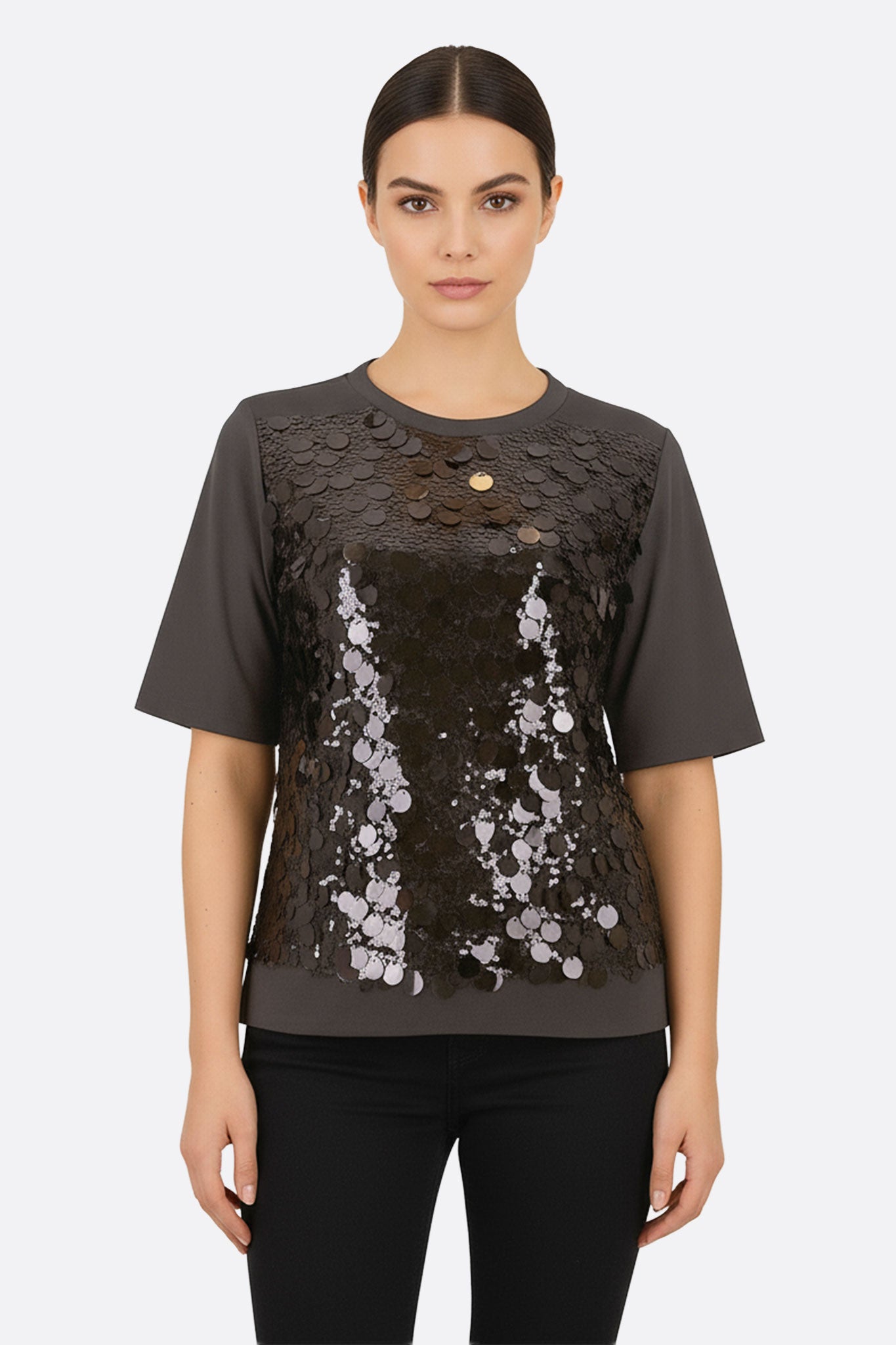 T-shirt nera a maniche corte con paillettes, perfetta per aggiungere un tocco di luminosità ai tuoi outfit eleganti.