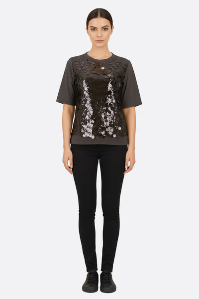 
Détail zoomé sur le t-shirt noir en coton, rehaussé de sequins brillants, parfait pour un look raffiné au quotidien.




