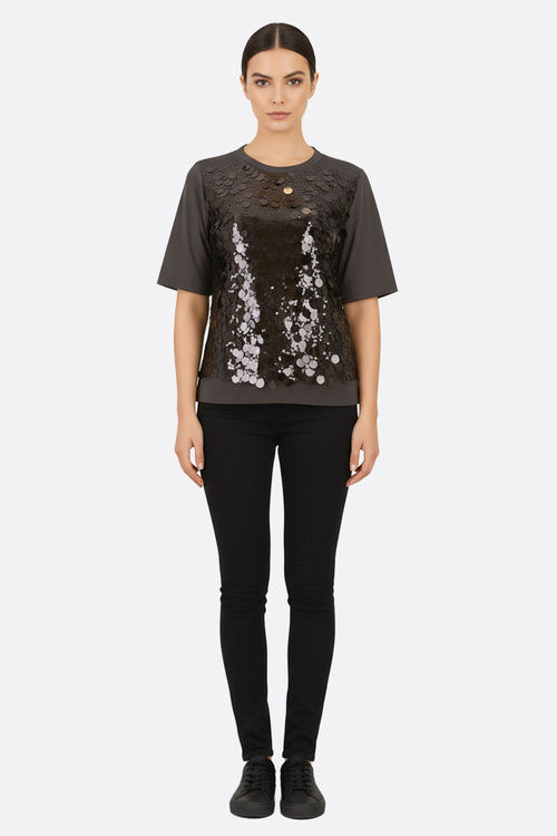 
Détail zoomé sur le t-shirt noir en coton, rehaussé de sequins brillants, parfait pour un look raffiné au quotidien.



