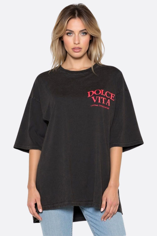 
T-shirt noir oversize DOLCE VITA en coton doux délavé, parfait pour un look décontracté et élégant au quotidien.



