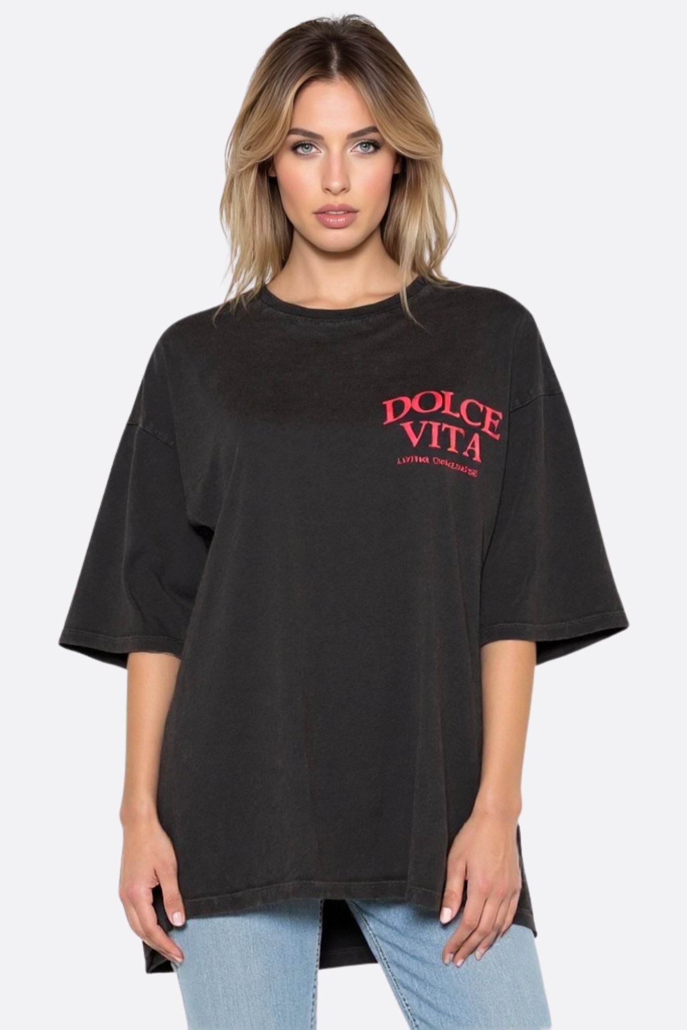 
T-shirt noir oversize DOLCE VITA en coton doux délavé, parfait pour un look décontracté et élégant au quotidien.




