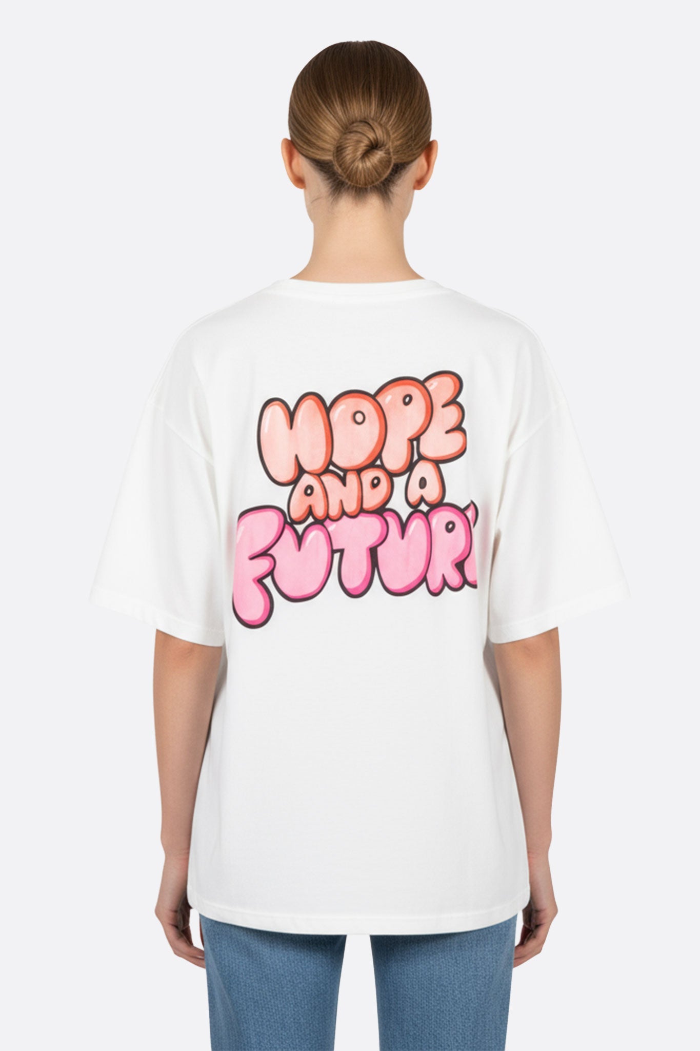 
Texture douce du coton d'un t-shirt oversize blanc, idéal pour un style raffiné et détendu en toute occasion.



