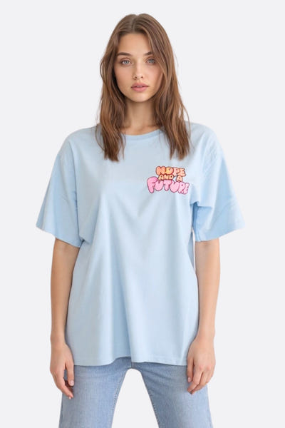 
T-shirt ample en coton bleu ciel, affichant un message inspirant, idéal pour une tenue décontractée et positive.



