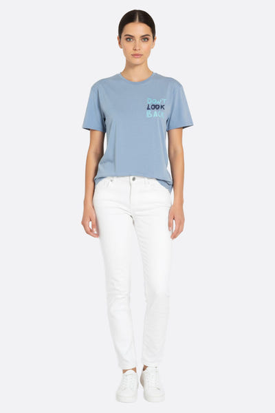 
Détail d'un t-shirt oversize bleu ciel avec le message inspirant 