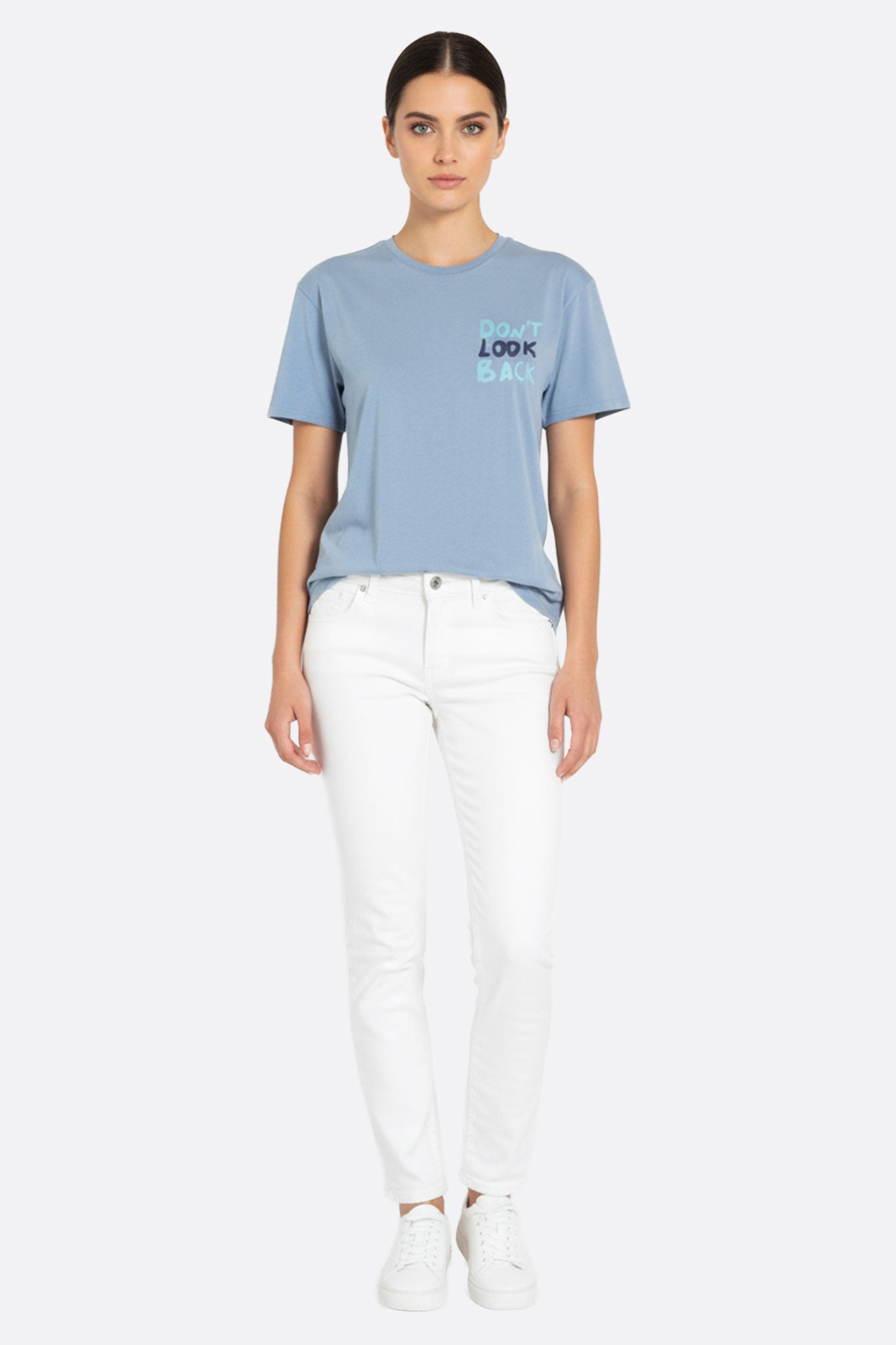 Détail d'un t-shirt oversize bleu ciel avec le message inspirant "Don't look back", parfait pour un look chic et décontracté.