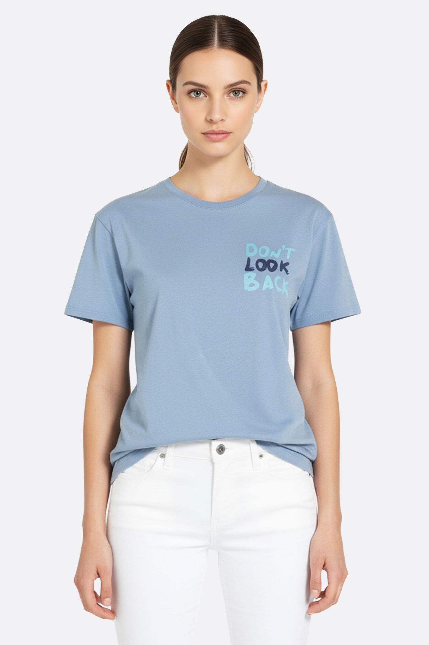 T-shirt oversize azul celeste con el lema motivador "No mires atrás", ideal para un look casual y moderno, confeccionado...