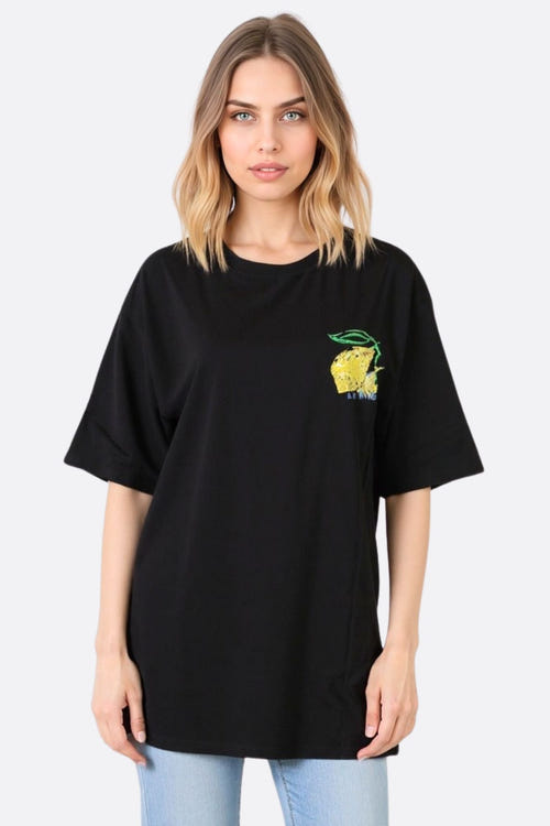 
T-shirt noir en coton doux, coupe oversize, broderie citron minimaliste, idéal pour un look quotidien élégant et frais.




