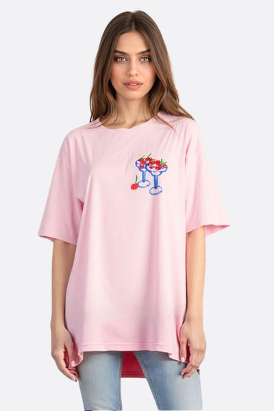 
T-shirt rose ample Dolce Vita avec motif cerises, idéal pour allier confort et style lors d'une sortie estivale.



