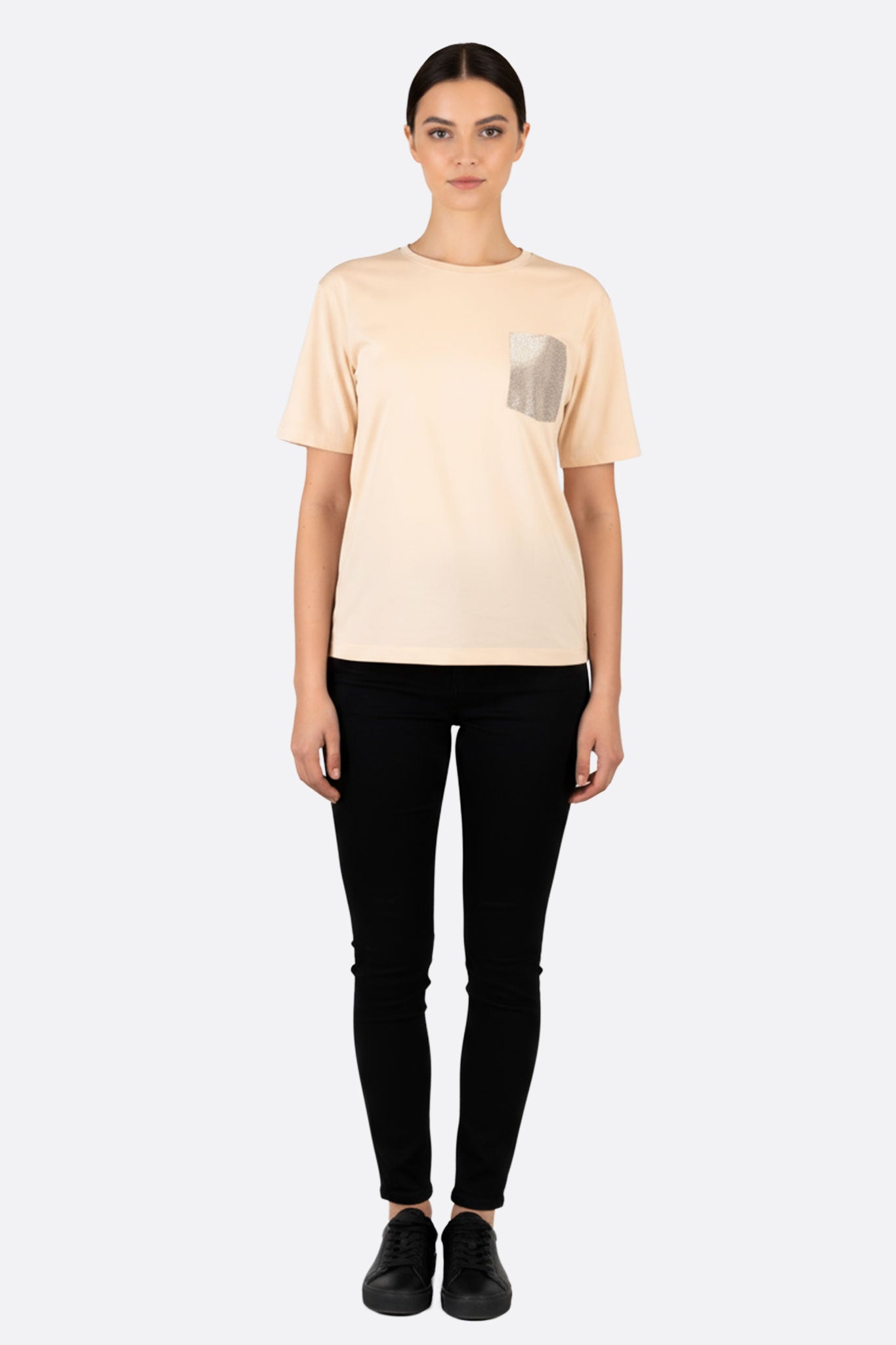 T-shirt femenina rosa pastel con detalle brillante, ideal para un estilo elegante y moderno en cualquier evento.